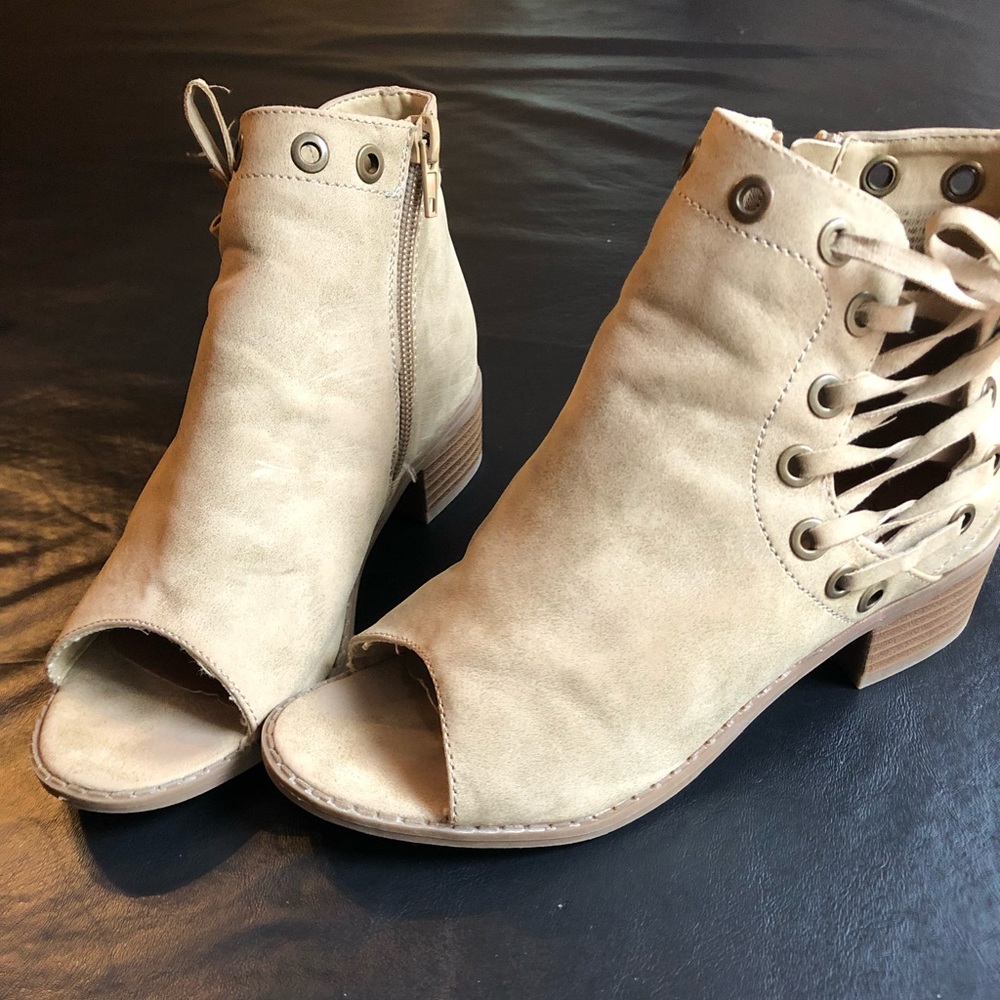Girl’s shoes
